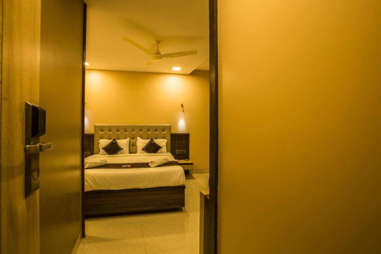 Hotel Golden Crown Mumbai Exterior photo